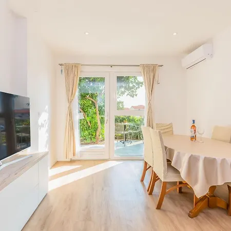 Maestral Apartment *